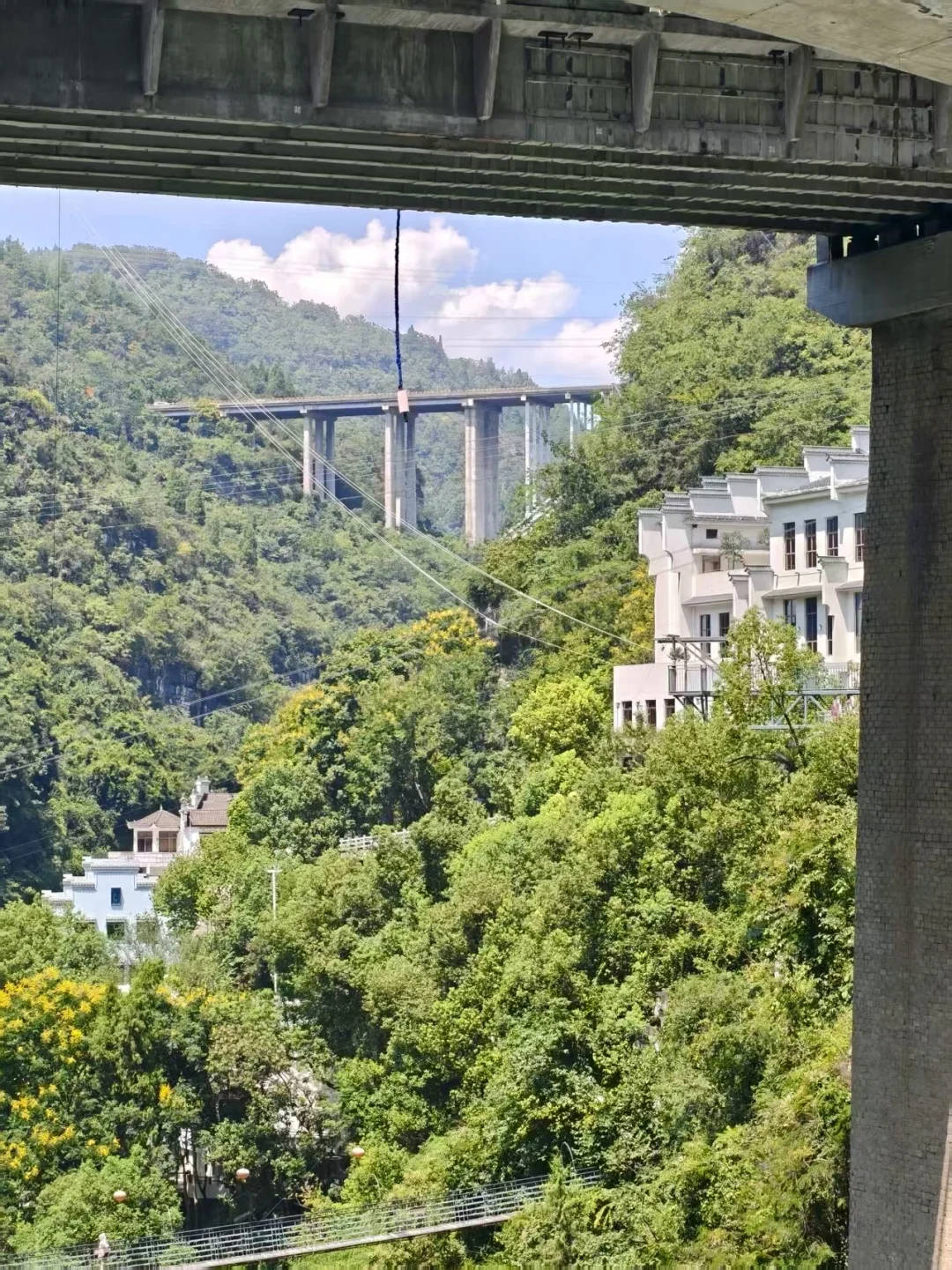 法國甲組聯賽
_湖北宜昌一景区蹦极绳疑断开游客坠入水中法國甲組聯賽
，目击者称看到水里有血迹，当地：无生命危险