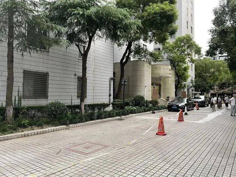 芬兰甲组联赛_太吓人！上海一小区外墙瓷砖从32楼落下芬兰甲组联赛，9辆车被砸得面目全非，居民：不是第一次