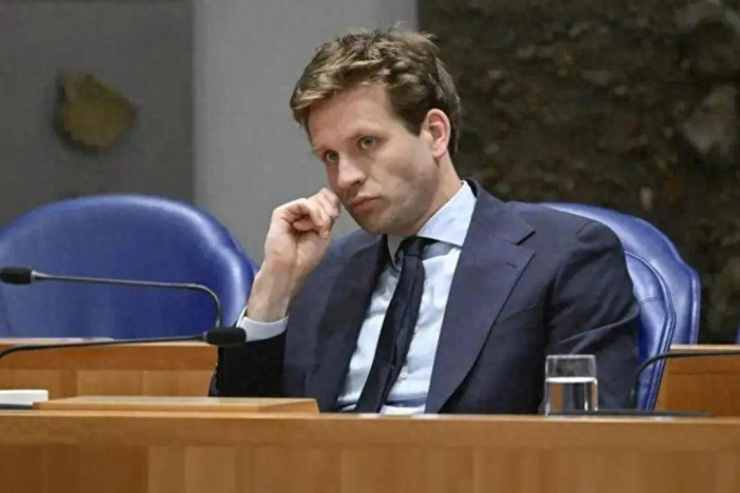 皇冠信用网开号_荷兰主动把电话打到北京皇冠信用网开号，不认错也不归还中企管理权，中方寸步不让：必须拿出个交代