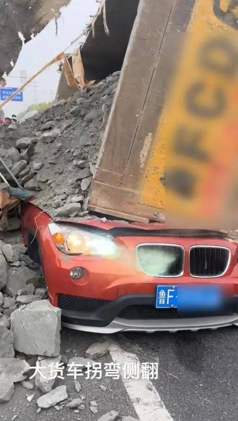 怎么申请皇冠信用網
_山东一渣土车转弯时侧翻压垮两小车致1死1伤