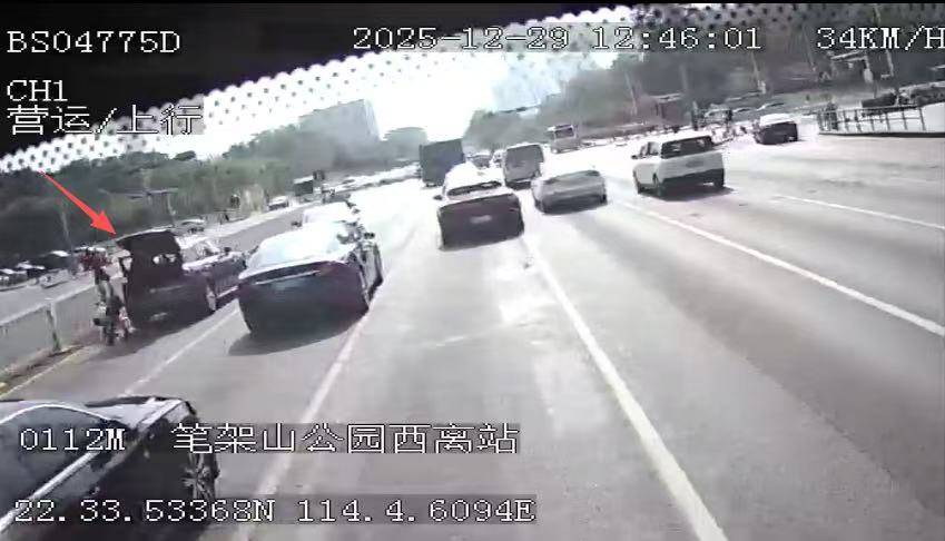 皇冠d盘_私家车尾部冒出了白烟！后视镜里一瞥皇冠d盘，深巴司机毫不犹豫冲了下去……